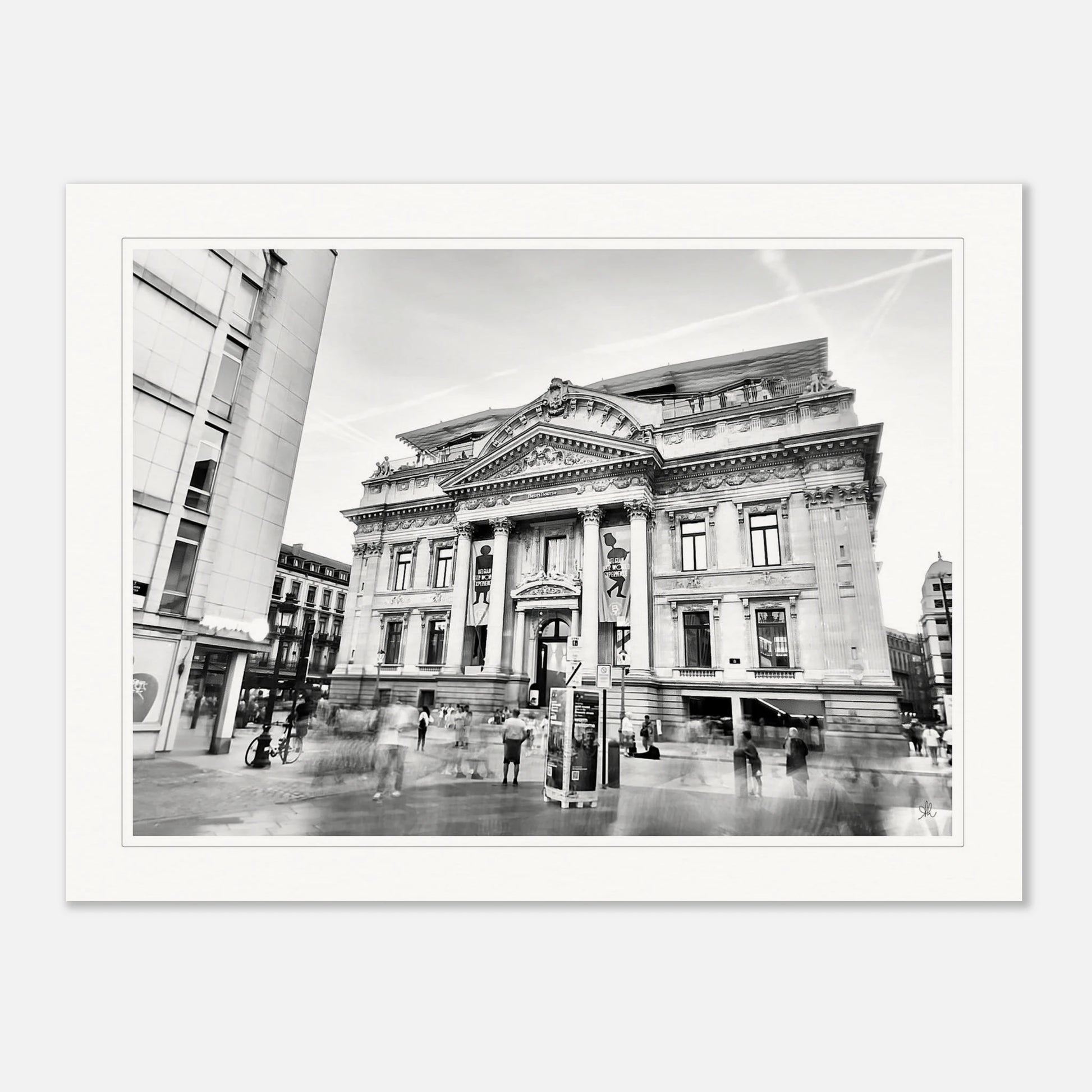 Il y a des instants où le temps suspend son vol. Cet après-midi à Bruxelles, devant la Bourse, tout s'est figé dans un équilibre parfait. La majesté silencieuse de la pierre face au ballet incessant des passants. Cette danse entre permanence et mouvement touche quelque chose de profond :
Notre propre place dans le flux du Temps.

C'est l'impression est pour ceux qui ressentent la puissance silencieuse des lieux chargés d'Histoire.