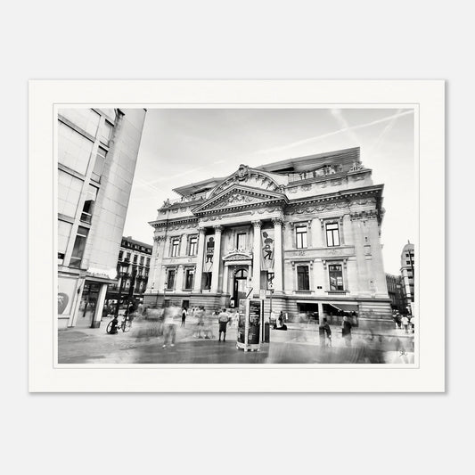 Il y a des instants où le temps suspend son vol. Cet après-midi à Bruxelles, devant la Bourse, tout s'est figé dans un équilibre parfait. La majesté silencieuse de la pierre face au ballet incessant des passants. Cette danse entre permanence et mouvement touche quelque chose de profond :
Notre propre place dans le flux du Temps.

C'est l'impression est pour ceux qui ressentent la puissance silencieuse des lieux chargés d'Histoire.