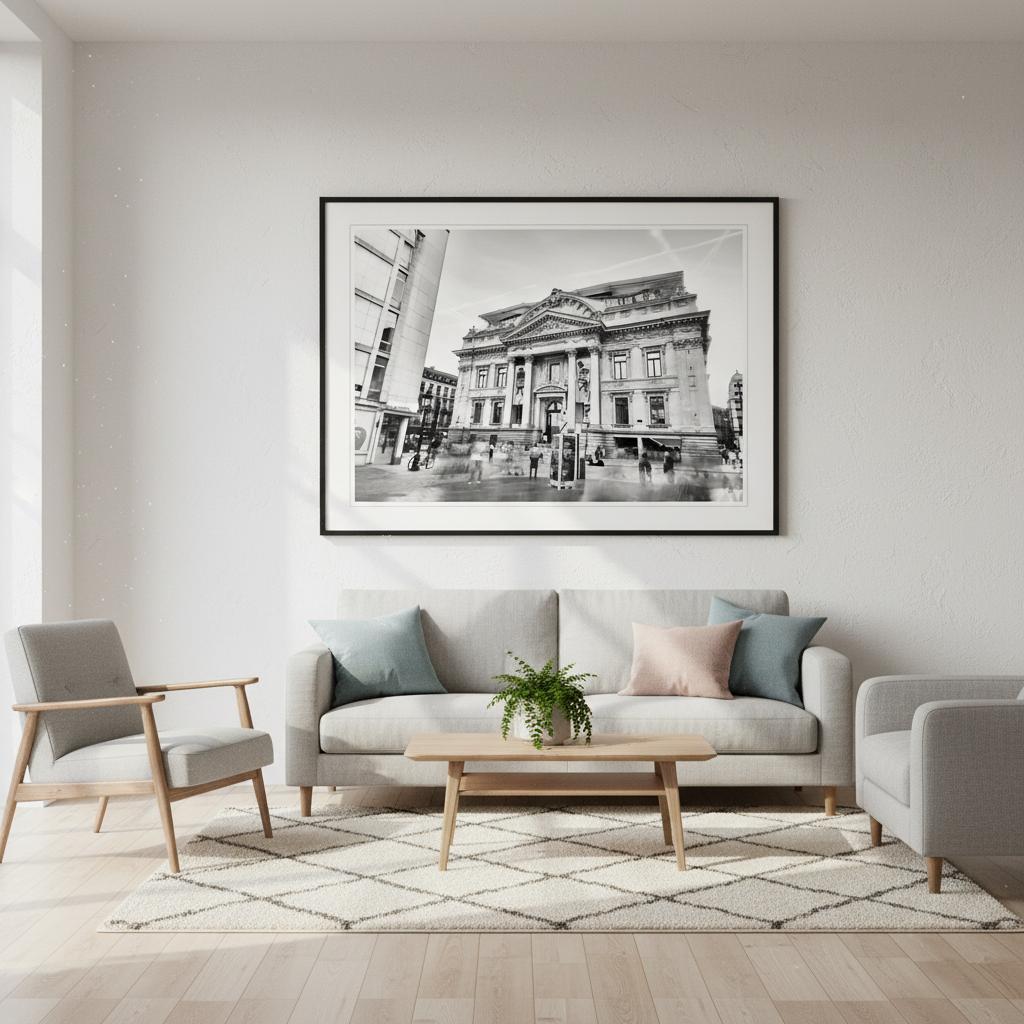 Il y a des instants où le temps suspend son vol. Cet après-midi à Bruxelles, devant la Bourse, tout s'est figé dans un équilibre parfait. La majesté silencieuse de la pierre face au ballet incessant des passants. Cette danse entre permanence et mouvement touche quelque chose de profond :
Notre propre place dans le flux du Temps.

C'est l'impression est pour ceux qui ressentent la puissance silencieuse des lieux chargés d'Histoire.