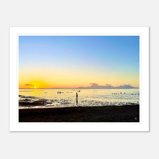 La magie des couchers de soleil a Tahiti...Il y a des voyages et des moments qui nous marquent à vie, et les couchers de soleil à Tahiti en font partie. Les couleurs incroyables, la lumière dorée, la mer calme... tout cela se combine pour créer un spectacle inoubliable.Cet art print est une invitation à revivre ces moments précieux, ou à rêver de les découvrir un jour. 