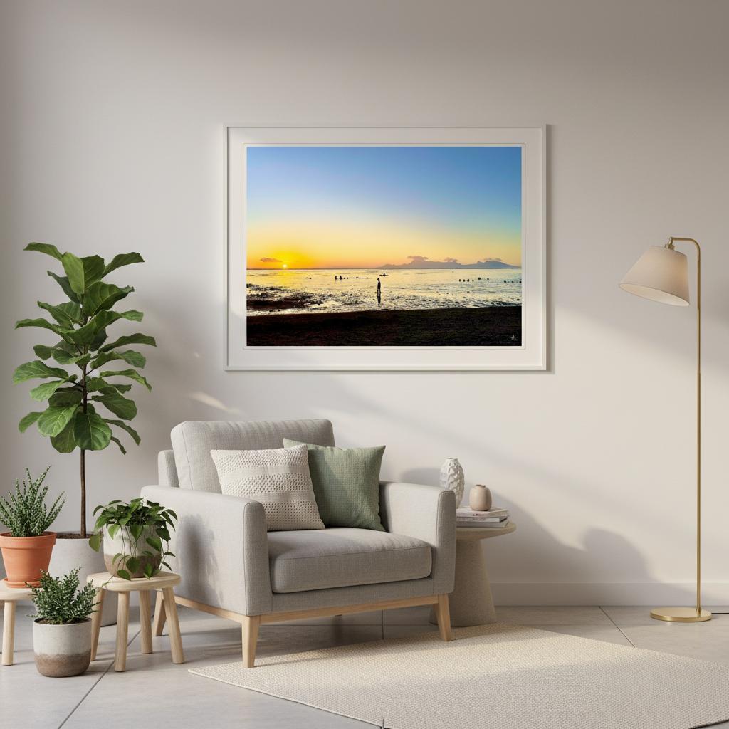 La magie des couchers de soleil a Tahiti...Il y a des voyages et des moments qui nous marquent à vie, et les couchers de soleil à Tahiti en font partie. Les couleurs incroyables, la lumière dorée, la mer calme... tout cela se combine pour créer un spectacle inoubliable.Cet art print est une invitation à revivre ces moments précieux, ou à rêver de les découvrir un jour. 