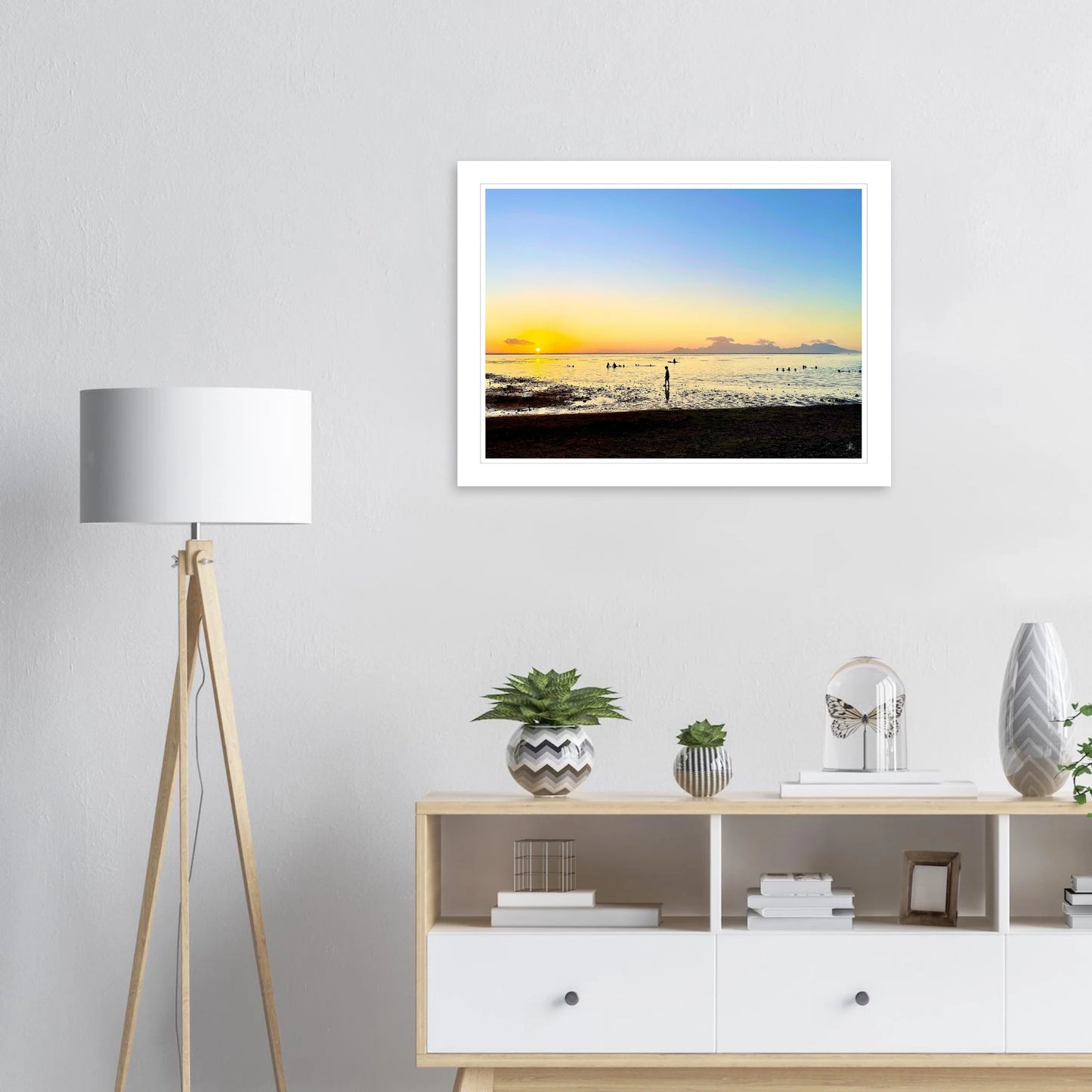 La magie des couchers de soleil a Tahiti...Il y a des voyages et des moments qui nous marquent à vie, et les couchers de soleil à Tahiti en font partie. Les couleurs incroyables, la lumière dorée, la mer calme... tout cela se combine pour créer un spectacle inoubliable.Cet art print est une invitation à revivre ces moments précieux, ou à rêver de les découvrir un jour. 