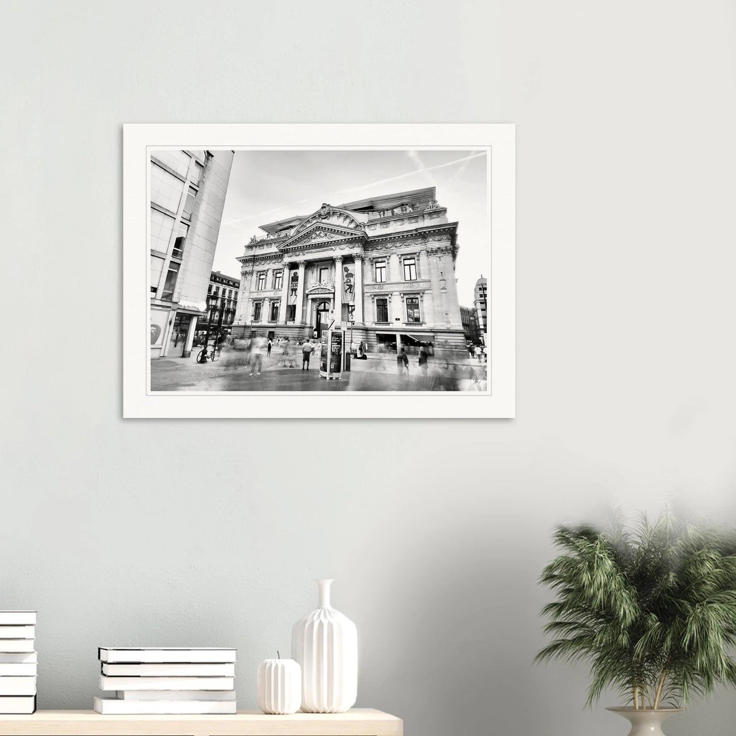 Il y a des instants où le temps suspend son vol. Cet après-midi à Bruxelles, devant la Bourse, tout s'est figé dans un équilibre parfait. La majesté silencieuse de la pierre face au ballet incessant des passants. Cette danse entre permanence et mouvement touche quelque chose de profond :
Notre propre place dans le flux du Temps.

C'est l'impression est pour ceux qui ressentent la puissance silencieuse des lieux chargés d'Histoire.